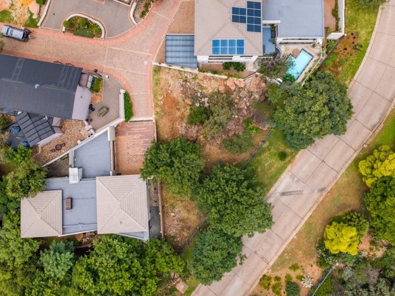 Nestled in a sought-after estate in Pretoria East, this exceptional 431 sqm parcel of land offers a rare opportunity to build your dream home in a setting of timeless beauty. With sweeping, breathtaking views, this is the closest you’ll come to the e - Photo 4