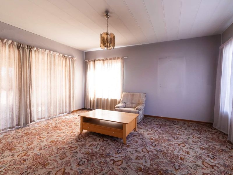 Fix Me Up 5 Bedroom House Including Furniture For Sale - Photo 3