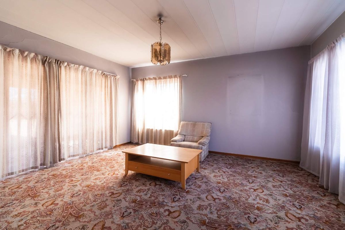 Fix Me Up 5 Bedroom House Including Furniture For Sale - Photo 3