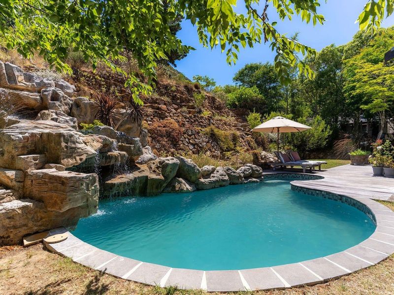 Beautiful North Facing “Philip Briel Designed”, family home. - Photo 6