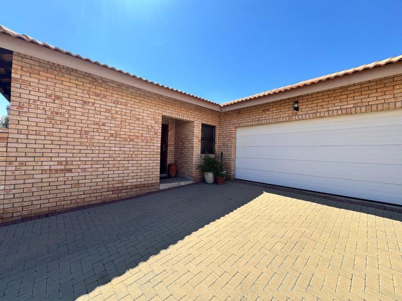 Charming Family Home in the Heart of Hillcrest, Kimberley - Photo 4