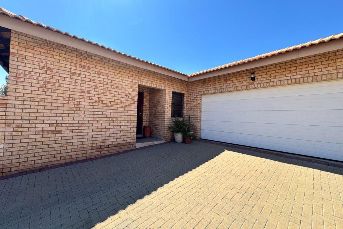 Charming Family Home in the Heart of Hillcrest, Kimberley - Photo 4