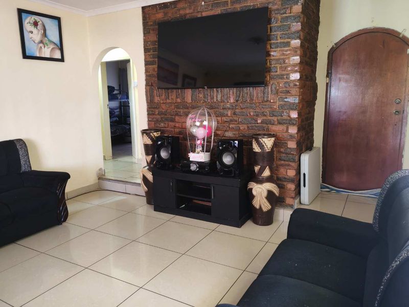 Stylish Home with 3 Beds, Outbuilding & Bachelor Unit Included - Photo 3
