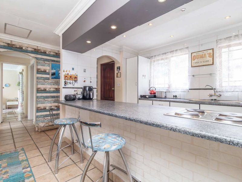 Charming Spacious Solid Family Home in Randpark Ridge - Photo 10