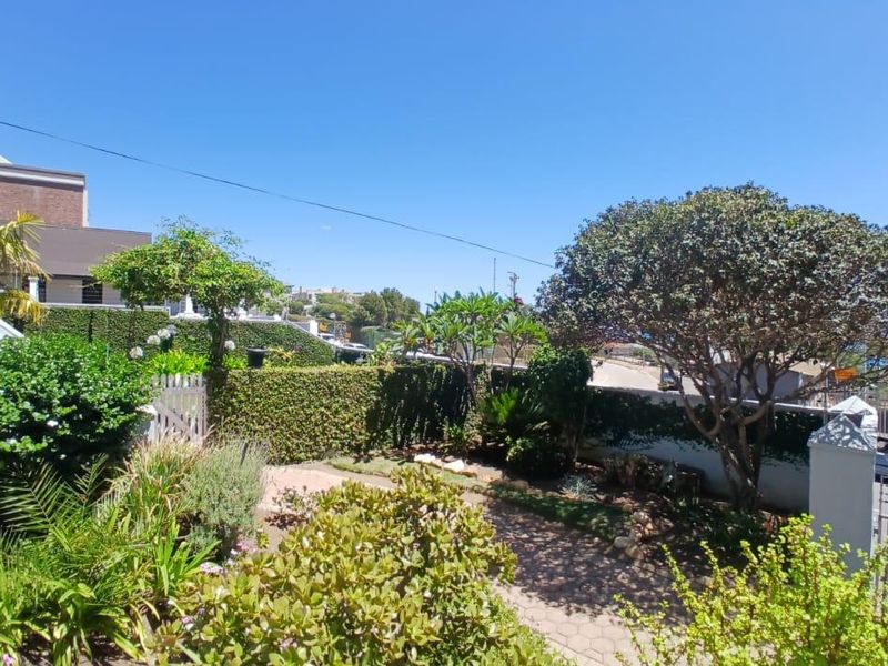 Charming 2-Bedroom Duplex in Prime Location - Photo 2