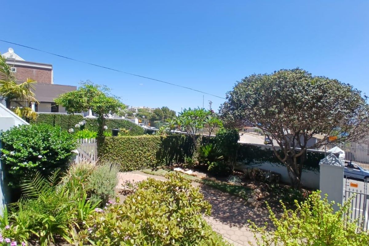 Charming 2-Bedroom Duplex in Prime Location - Photo 2