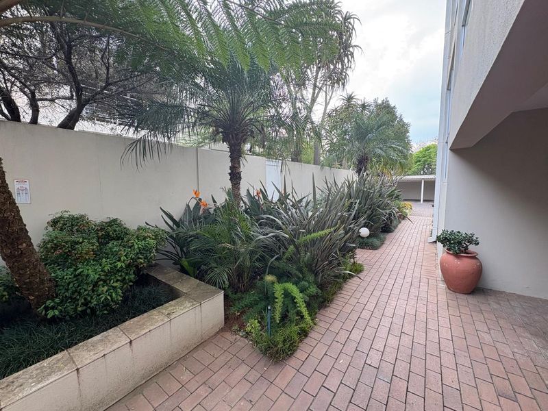 Charming 2-Bedroom Apartment at The Plum on 49 Bompas Road, Hyde Park - Photo 4