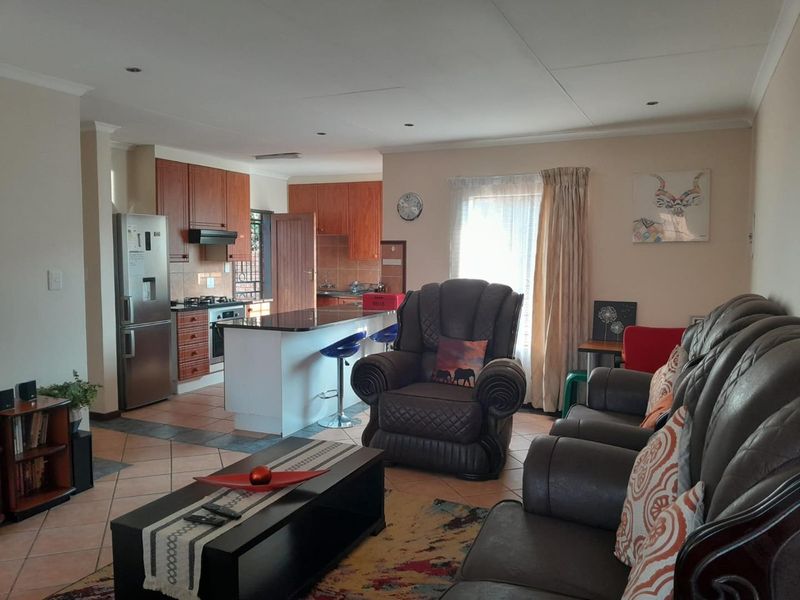 "Spacious Elegance: Immaculate Home with Double Garage!" - Photo 5