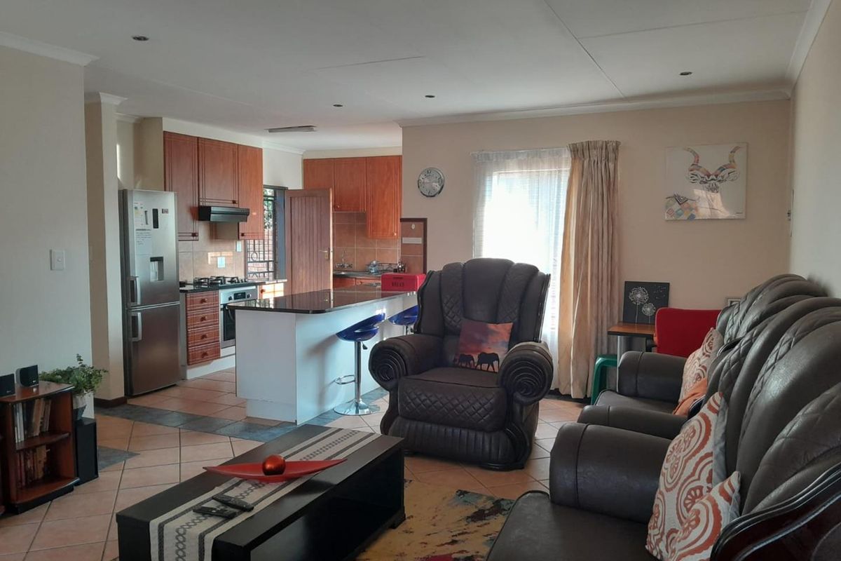 "Spacious Elegance: Immaculate Home with Double Garage!" - Photo 5