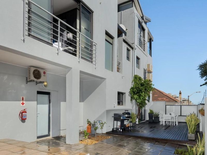 Luxury Two-Bedroom Retreat with Expansive Outdoor Deck in Sea Point - Photo 9