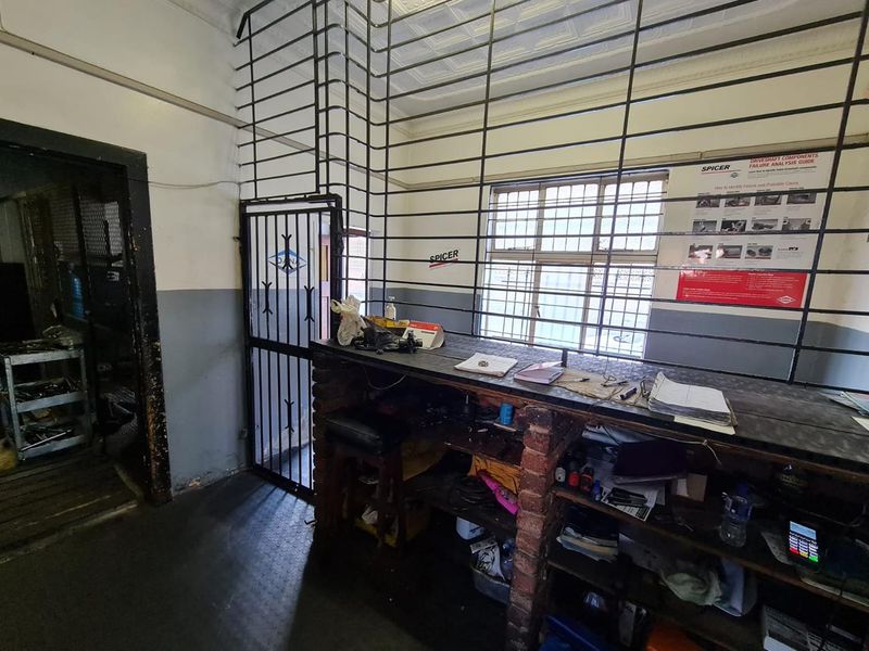 Commercial property - well maintained property - Photo 2