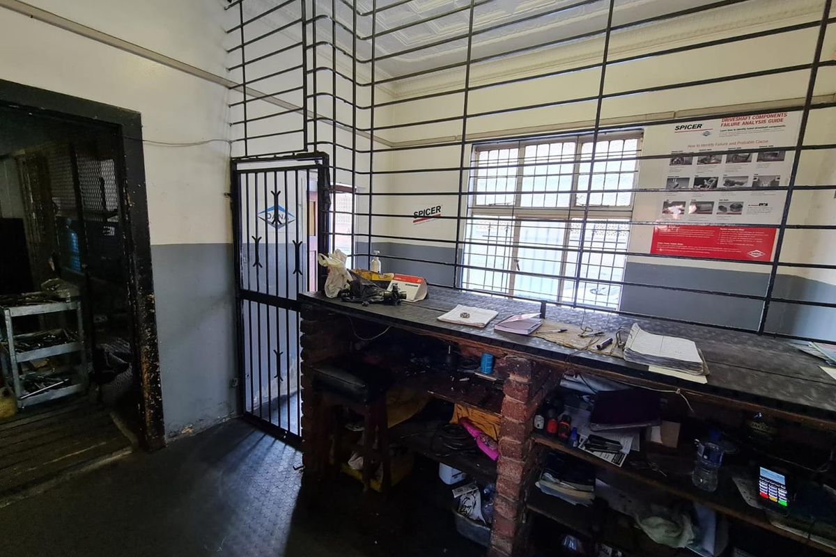 Commercial property - well maintained property - Photo 2