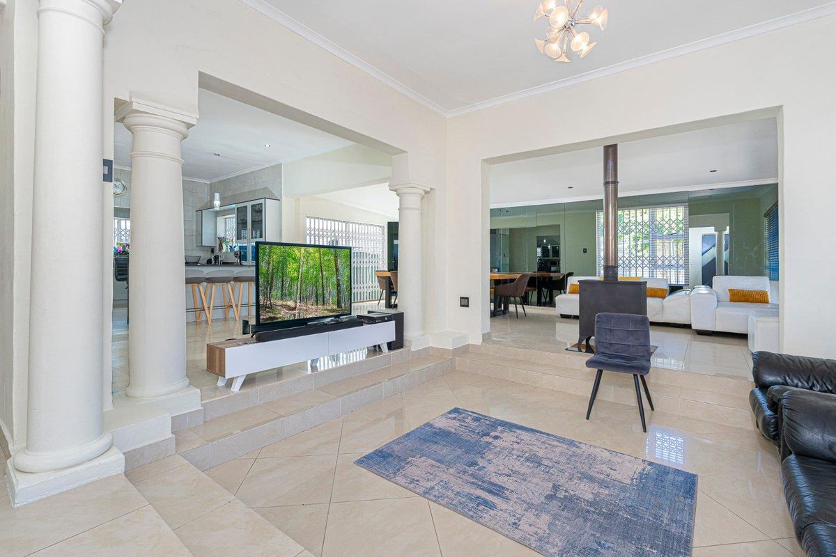 A Prestigious Rondebosch East Gem – Contemporary Elegance on a 620sqm Erf - Photo 5