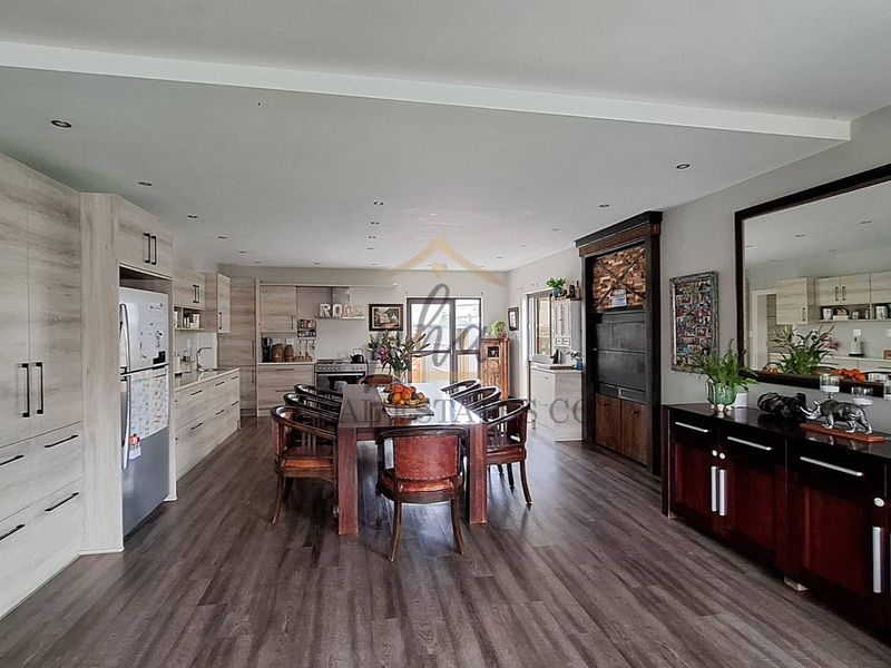 A HOME WHERE SPACE, COMFORT & FAMILY MEMORIES COME TOGETHER! - Photo 4
