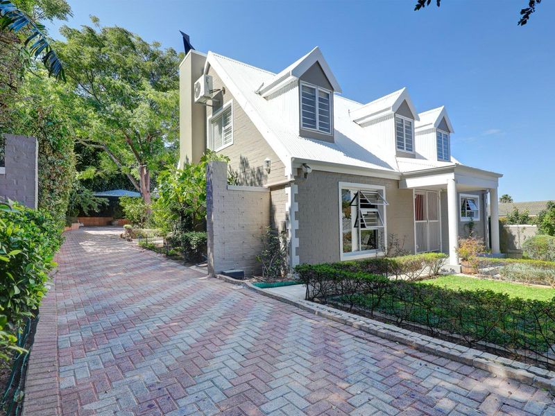 Quaint Characterful Home in Sought-After Street! - Photo 2