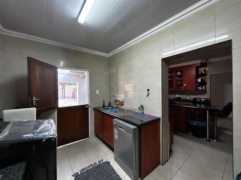 Charming 4-Bed Home in Quiet Old Vaalpark - Photo 6