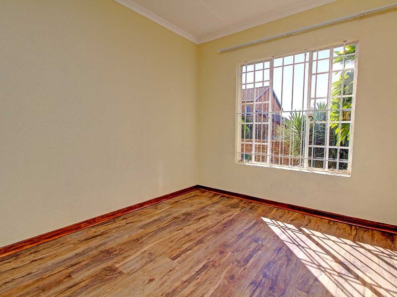 Bright Newly Painted Home with New Laminated Floors! - Photo 10
