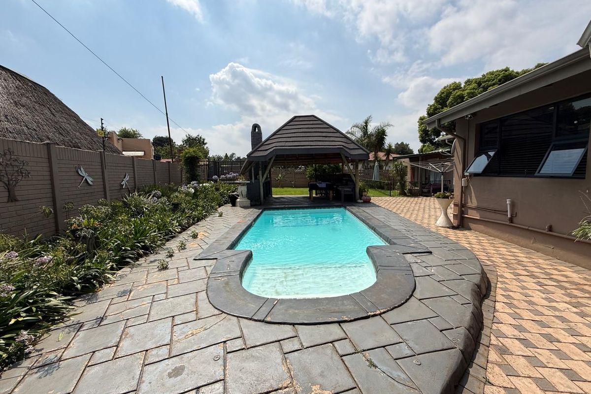 VERSATILE FAMILY HOME WITH MULTIPLE LIVING OPTIONS - Photo 4