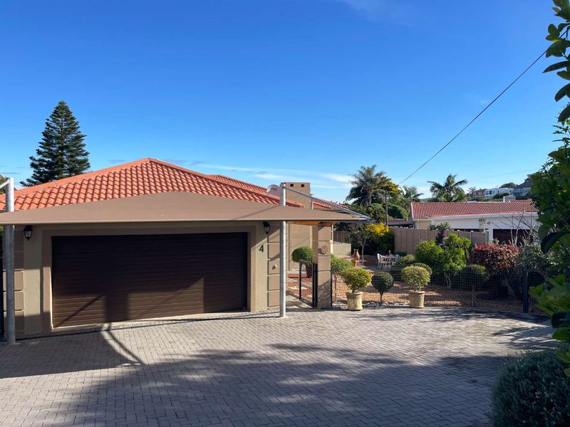 Immaculate Single-Level Coastal Home with Solar, 3 En-Suite Bedrooms & Exceptional Extras - Photo 3