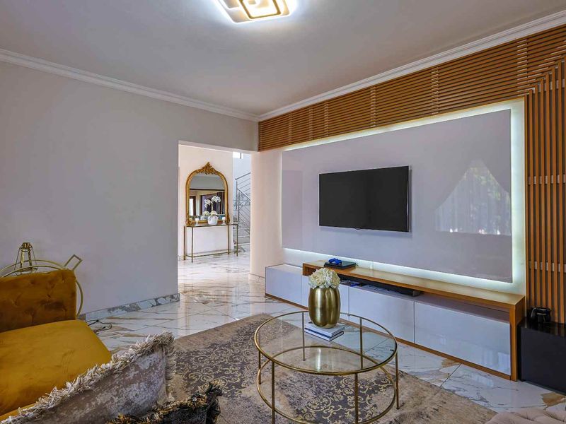 Spacious 4-Bedroom Family Home with Pool & Solar - Photo 7