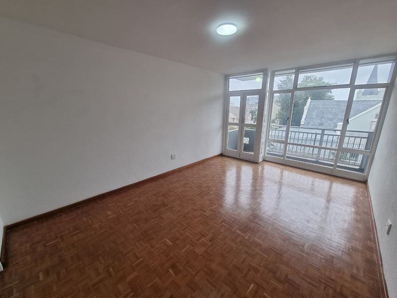 Unfurnished 1-Bedroom Apartment To Ret in Sea Point - Photo 4