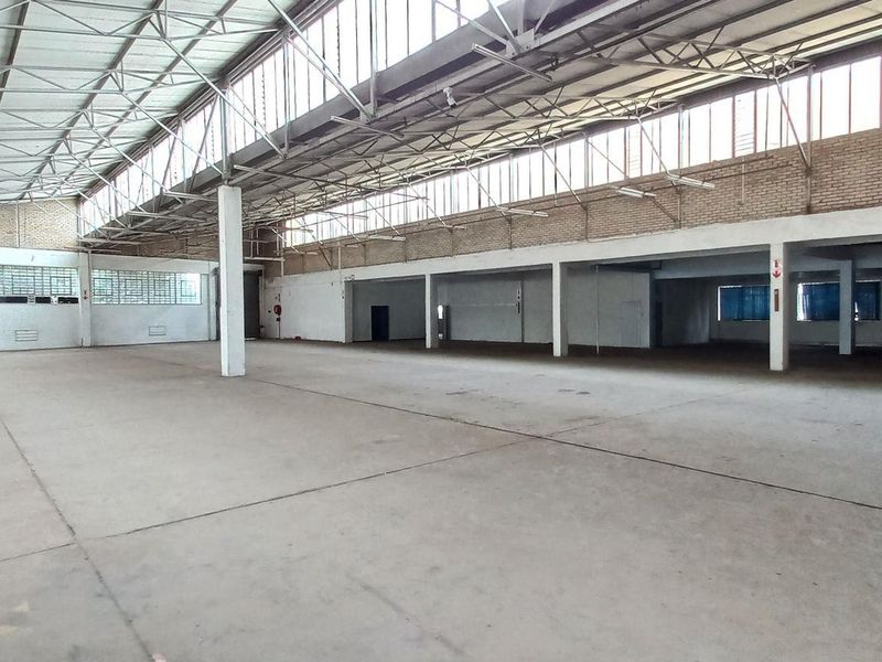 1972m2 Benrose Warehouse To Let - Photo 2