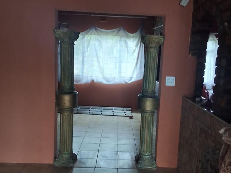 Spacious Five-Bedroom Family Home in Established Veld En Vlei - Photo 4