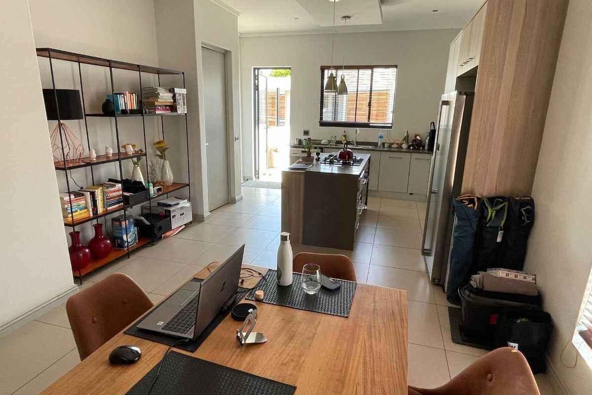 Modern first floor apartment with balcony in a popular complex - Photo 3