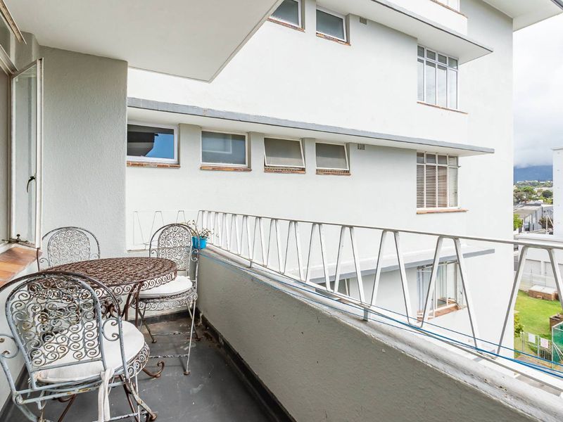 Lock up and go 2 Bed Apartment in the heart of Plumstead - Photo 8