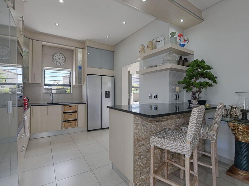 The Diamond in the Crown - Photo 9