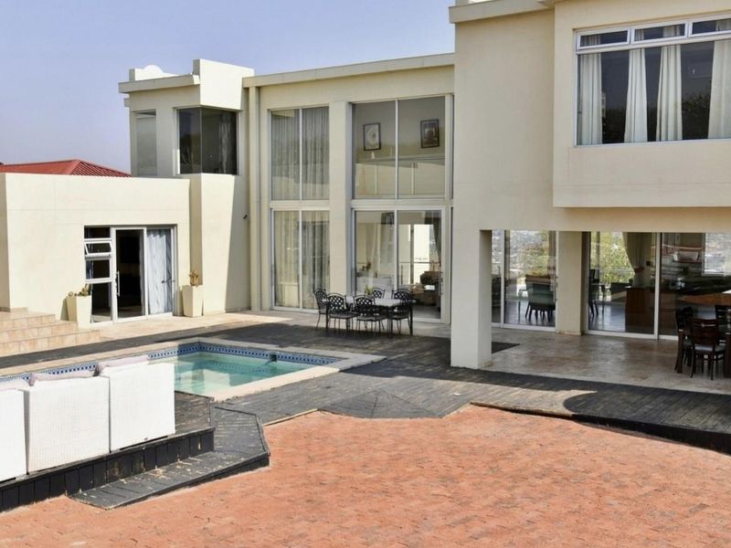 Discover this exceptional 949 sqm home set on1338 sqm erf in sought-after Ludwisdorf. - Photo 7