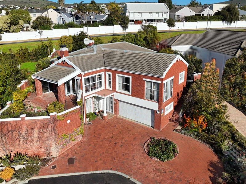 Well loved, cosy home, located in popular security complex. - Photo 2