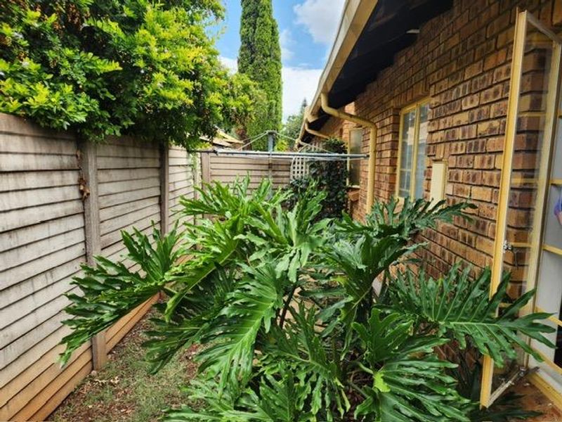 2 Bedroom Townhouse in Rooihuiskraal North - Photo 8