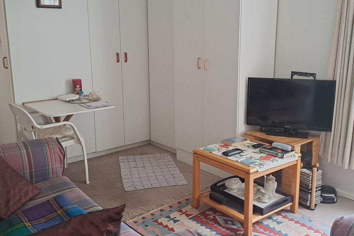 GARDEN FLAT with a LOCK-UP GARAGE - Photo 4