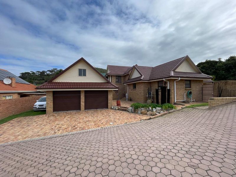 Green Lawns, Spacious Living & Golf Estate Lifestyle in Groot Brakrivier - Photo 2