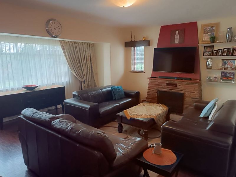 🔥 TWO HOMES IN ONE! Luxury 5-Bedroom Family Estate with Flatlet, Pool & Entertainment Area – Exceptional Value Near the N1 🔥 - Photo 9