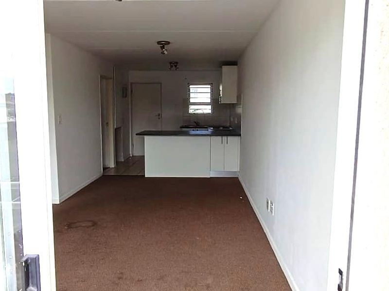 Quiet Clarendon Square Complex Klipkop Parow Valley - Photo 7