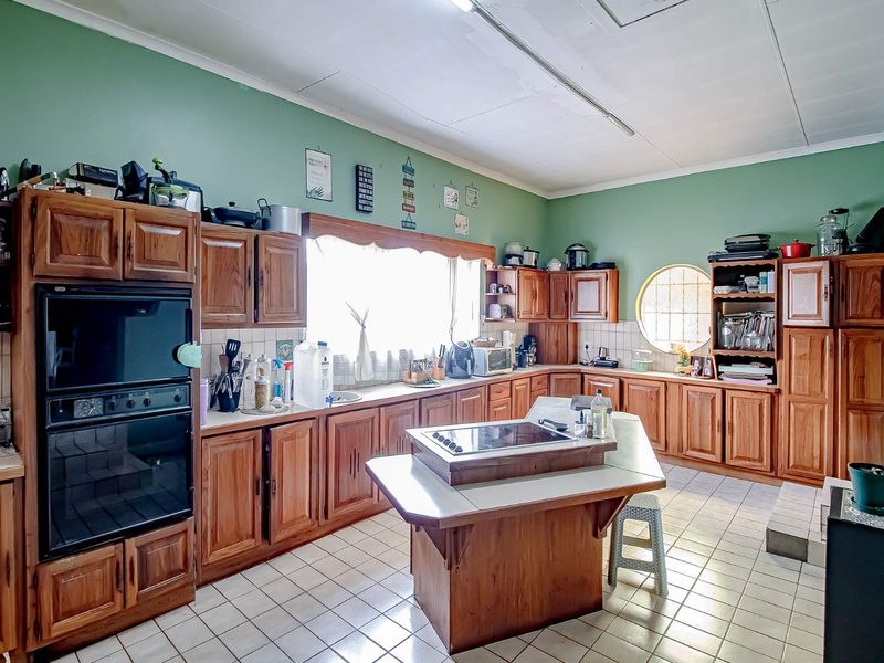 Spacious Home with a flatlet and pool. - Photo 7