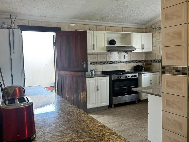 Spacious Five-Bedroom Family Home with Double Garage in Richem - Photo 5