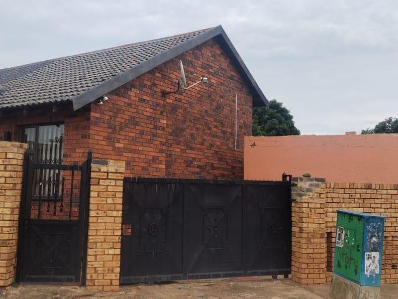 Beatiful Well Kept Home In Protea Glen EXT 11 With 2 Outside Rooms!!! - Photo 3