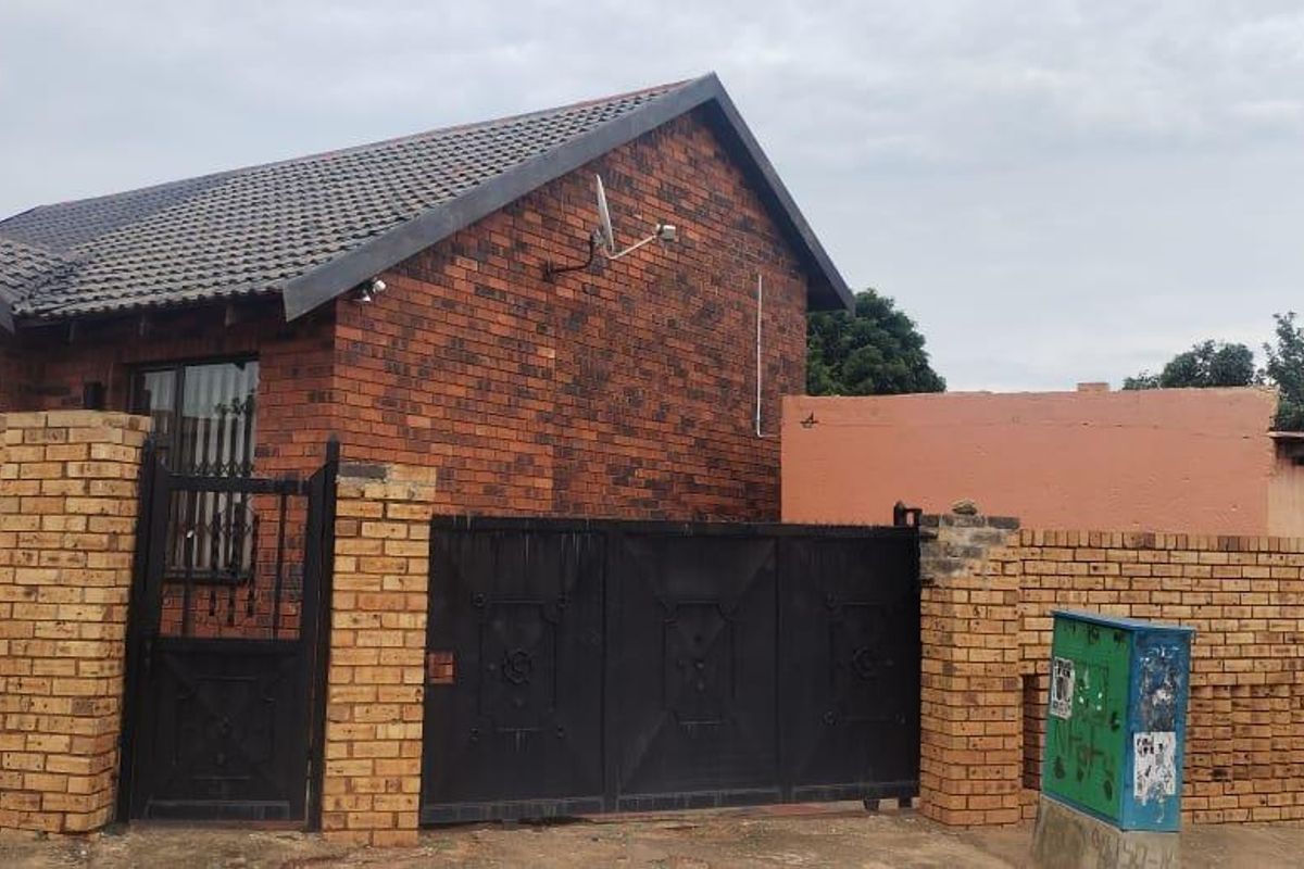 Beatiful Well Kept Home In Protea Glen EXT 11 With 2 Outside Rooms!!! - Photo 3