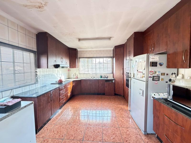 Spacious 5-Bed Family Home in Desirable Mackenzie Park - Photo 7