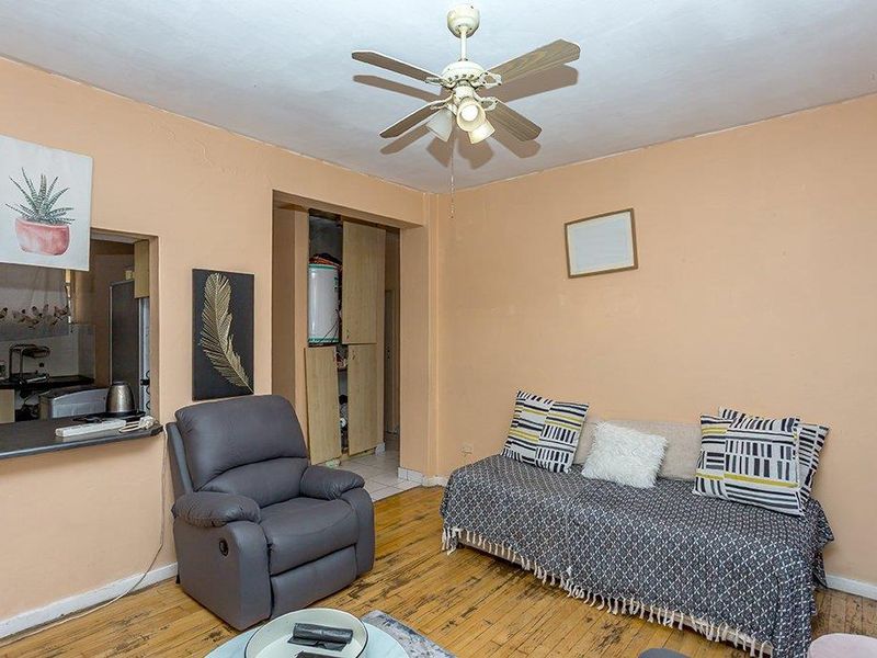 Two Bedroom Ground Floor Apartment with Garage - Photo 4