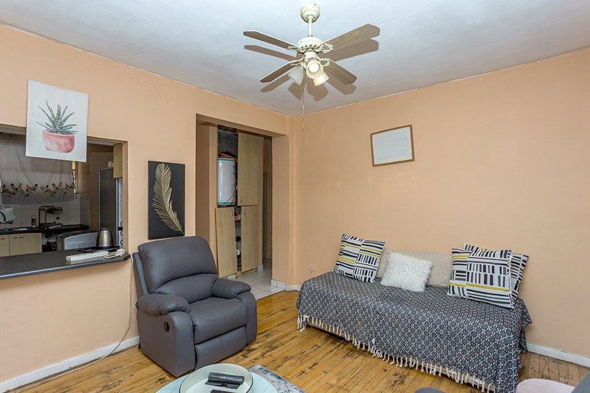 Two Bedroom Ground Floor Apartment with Garage - Photo 4