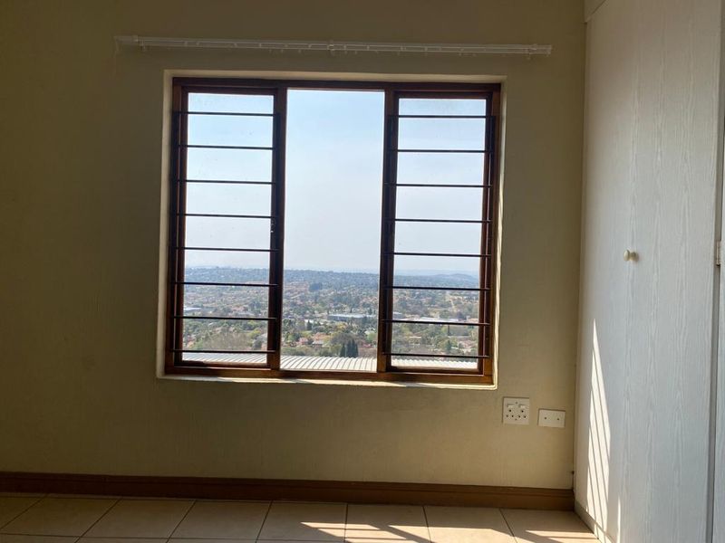 Neat and Cozy 2 Bedroom, 1 Bathroom, Second Floor Apartment - Photo 8