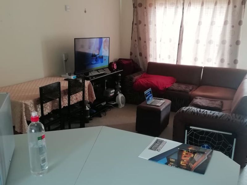 2 Bedroom Apartment / Flat for Sale in Lakefield - Photo 8