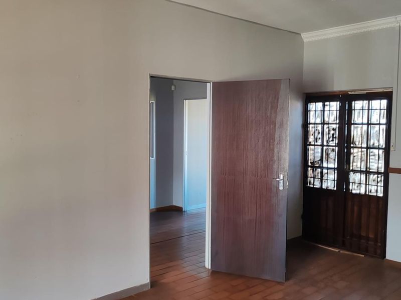 Prime Office Space Available for Lease - Secure and Accessible Location - Photo 3