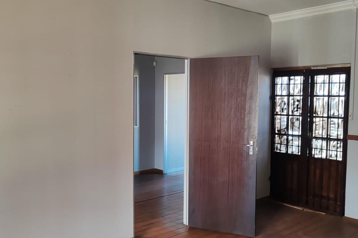 Prime Office Space Available for Lease - Secure and Accessible Location - Photo 3