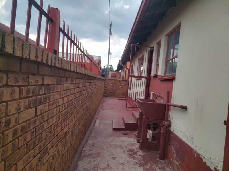 3 bedrooms house for sale in Soshanguve BB - Photo 8
