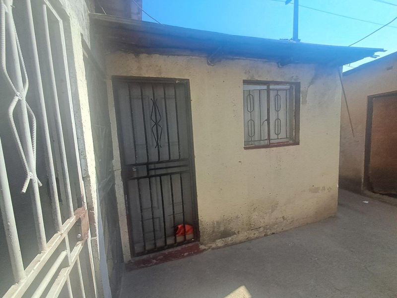 2 Bedroom House In Lindekuhle Ivory Park Ext 10 - Photo 5
